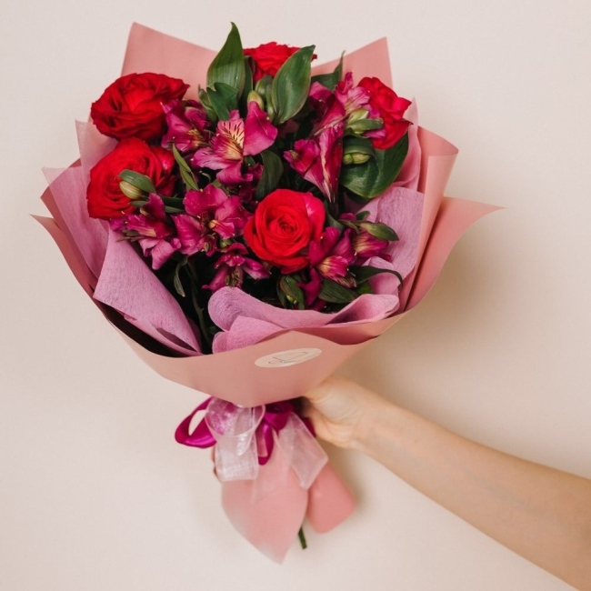 Букет цветов "Рубиновый"